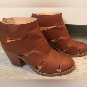 Womens Seychelles cut out Ankle booties size 7